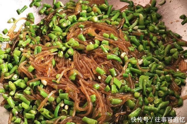 豆角别再炒着吃了,加些粉条蒸成大包子,全家都爱吃,太香了!