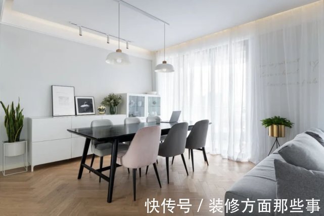 私密性|110平现代风三居室,全屋以白色为基调阳光透进来,非常惬意