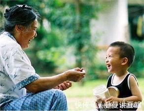 女儿|女儿在商场“撒泼”,爸爸原地观看3小时,引发网友争议