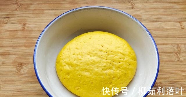 松软|入秋南瓜别蒸着吃，抓把红豆卷一卷，比面包还松软，我家1周吃3次！