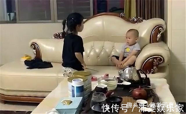 瑟瑟发抖|姐姐教训弟弟，妈妈儿子，还有50天开学，忍一忍就过去了