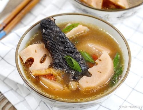 冬天,尤其是天冷后多给家人喝这汤,从而达到补血养颜的目的,营养互补,越吃气血越好