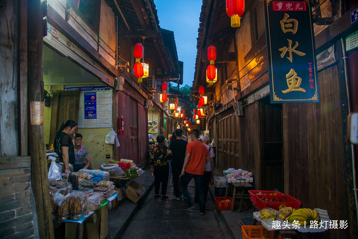 国酒茅台|神秘的丙安古镇，吊脚楼建在悬空峭壁之上，明清建筑的活化石