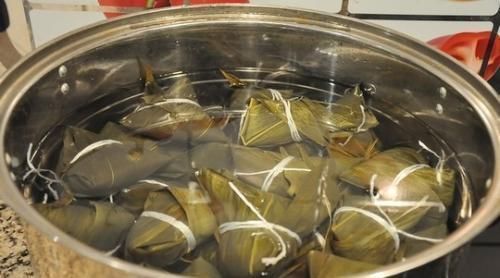 煮粽子可不能只加清水多加这2样东西,粽子更香甜软糯,特好吃