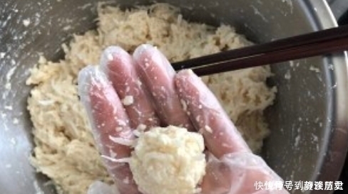 样料|炸素丸子,只加面粉就错了!多加一样料,丸子焦香酥脆,外焦里嫩