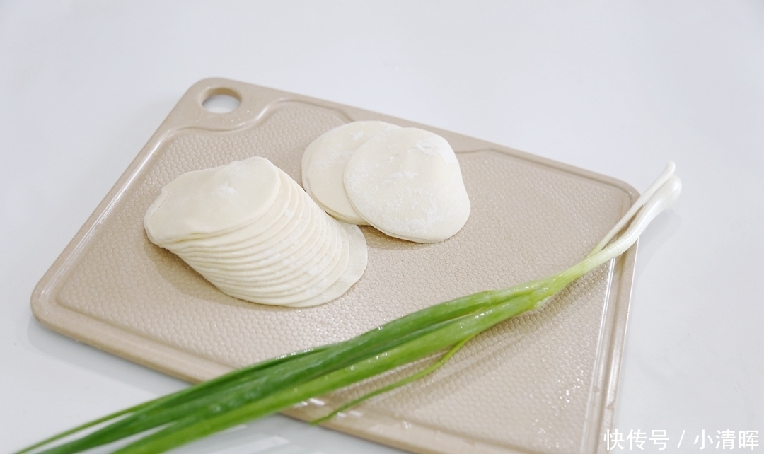 又快又好|葱花饼吃了几十年,第一次发现如此妙招,太棒了!又快又好层层酥