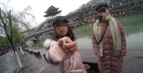 一游客在凤凰古城租衣服,被要求不能自拍,只能由商家收费拍照