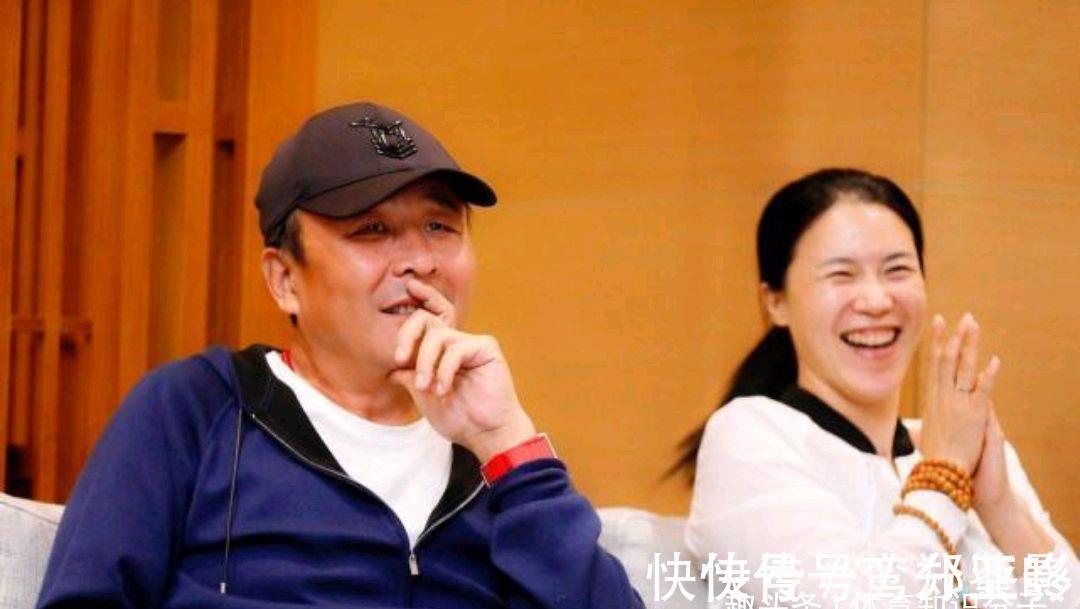 郭斌|亿万富豪老公亲自开车!王楠一家逛海洋公园,老公开车拍照两不误