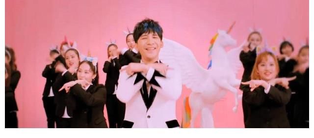 大鵬|被黑抄襲，假唱，x毒，大張偉從天才搖滾主唱，墮落成綜藝咖