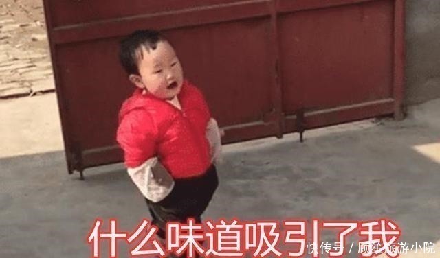 宝妈|一岁半萌娃满街跑,穿着尿不湿“蹭吃蹭喝”,走路的样子萌翻网友