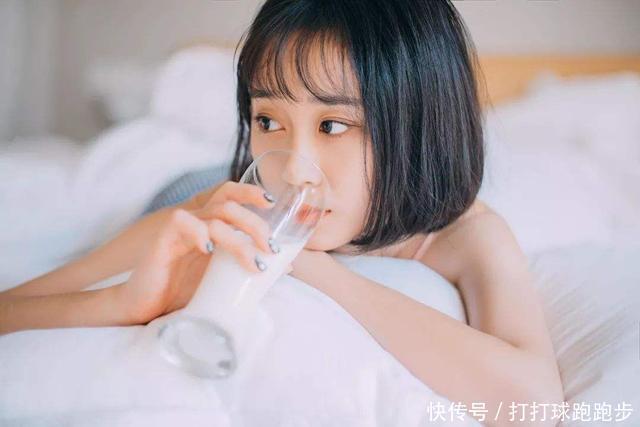洗面奶|女生想要养出“牛奶肌”,建议睡前做这4件事,皮肤好了更漂亮!