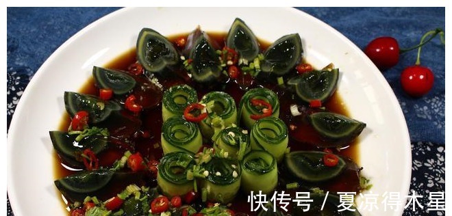 凉拌皮蛋|凉拌皮蛋怎样切才不粘刀,教你1个小技巧,皮蛋完好切不碎!