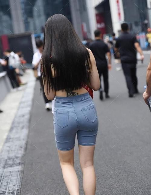 撩人|美女穿3分紧身牛仔裤,展现美好身材曲线,魅力十足又撩人