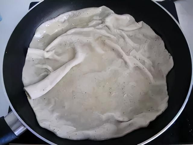 冬日暖暖的早餐:酱香饼、咸鸭蛋,搭配香菇瘦肉粥