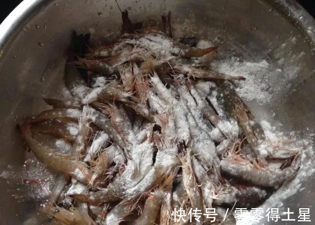 红烧大虾|红烧大虾时,记住“1撒2炸”,保证虾肉的脆度和鲜度,好吃不腻!