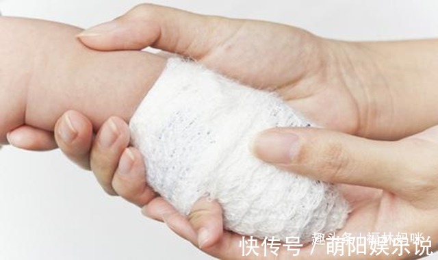 手指|男孩手指卡在小洞里,消防员赶来切割,为啥孩子都喜欢扣小孔?