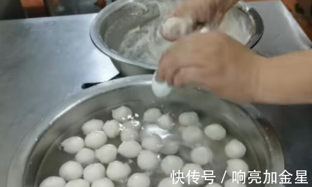 鱼丸|做鱼丸不要纠结凉水能否飘起，鱼肉馅黏稠才是最重要的！
