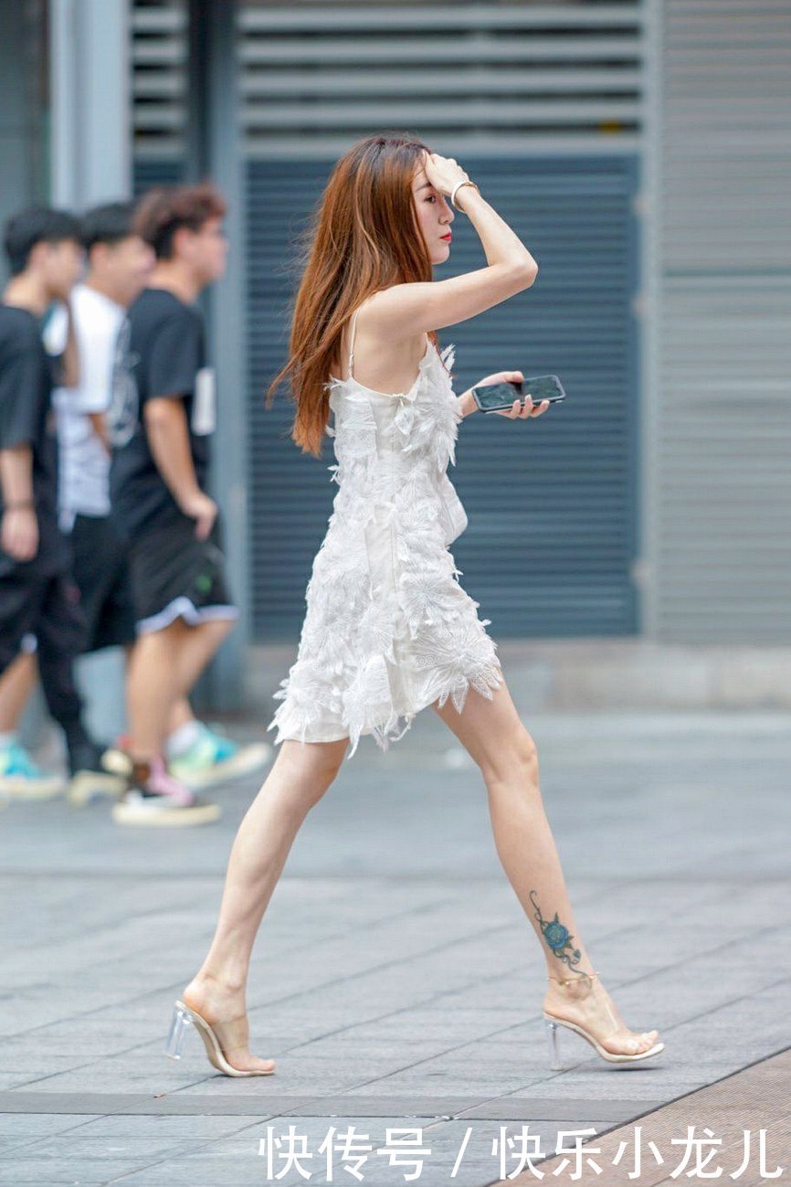 慵懒风的时尚魅力，就是从一双拖鞋开始，这才是时尚的生活方式