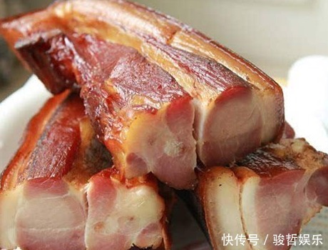 炒腊肉时,有人焯水有人蒸厨师学会正确方法,腊肉嫩滑不硬