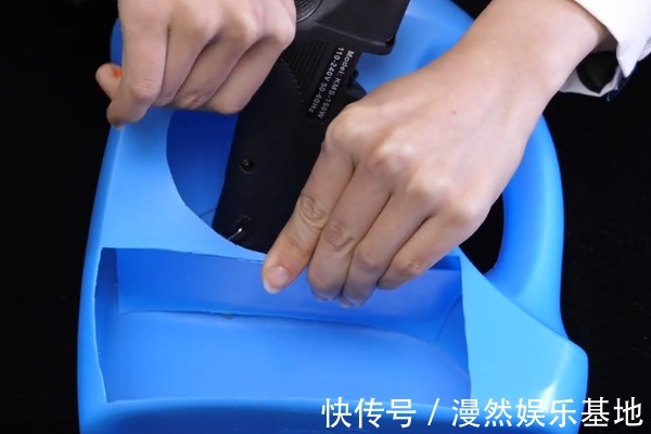 塑料瓶|洗衣液瓶子别扔了，简单改造一下，放在床上，全家人都要抢着用