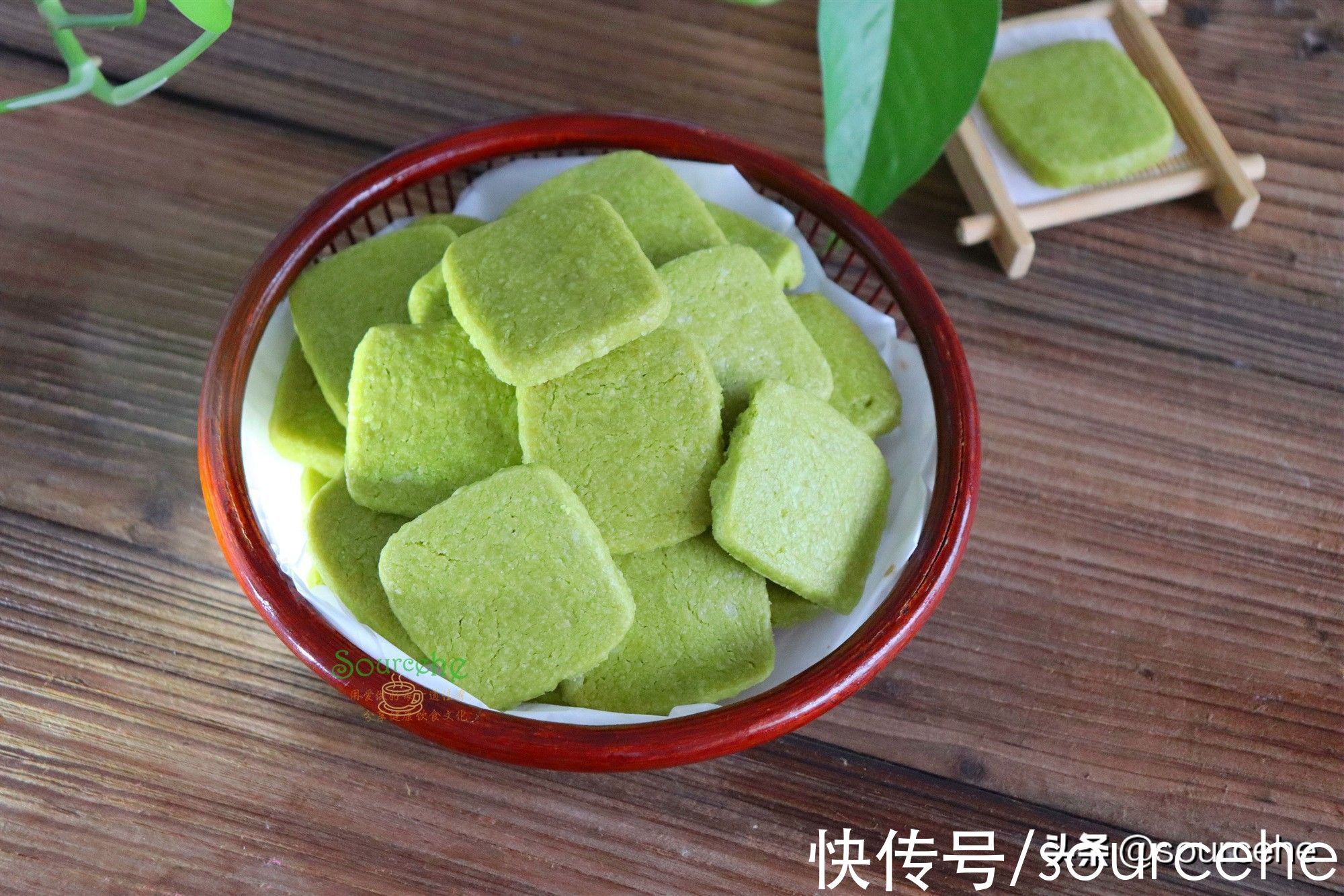 这款抹茶曲奇方子，只有5种配料，不含鸡蛋也不含牛奶，酥香可口