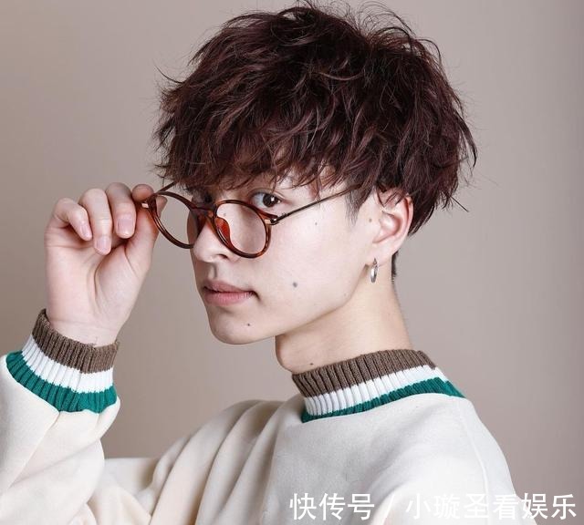 发型|别总剪男士背头了,这才是年轻男士该有的发型,看看帅到你了吗