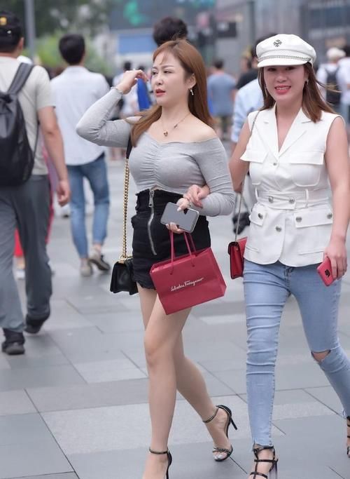 辣妈|时尚成熟小姐姐,穿紧身牛仔裤,尽显轻熟韵味性感迷人