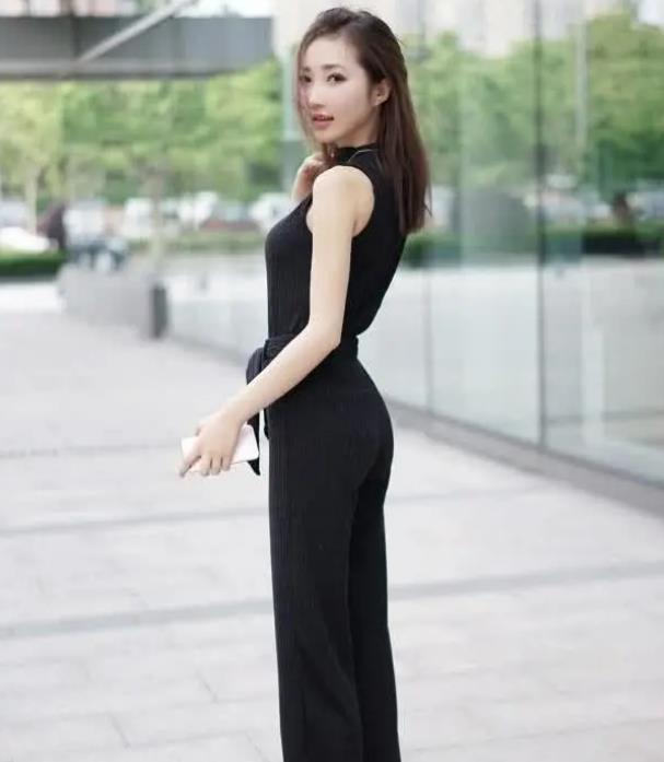 街拍:语笑嫣然的美女,白色上衣配蓝色牛仔裤,时尚唯美气质