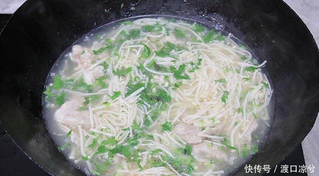 瘦肉新吃法,用擀面杖锤一下,鲜嫩爽滑不油腻,10块钱一大碗