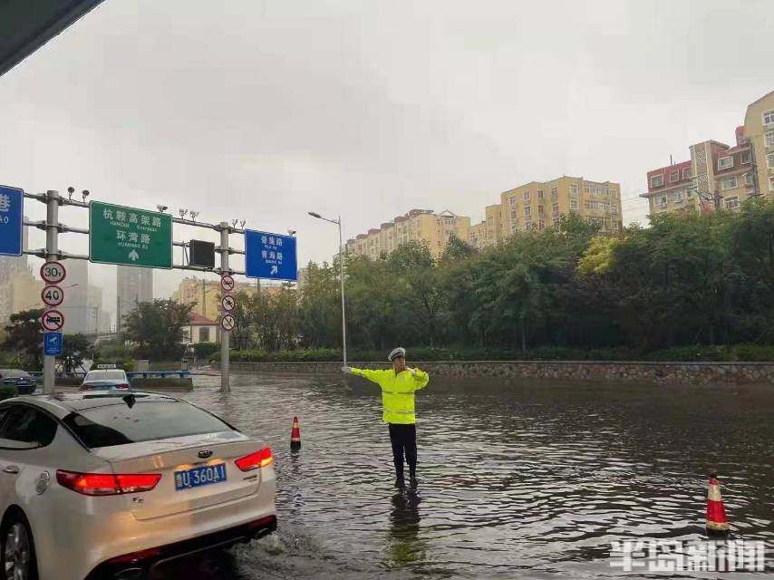 道路|减速慢行！交警雨中执勤，守护道路安全畅通