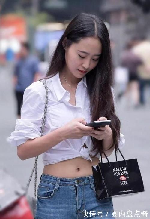 身段 紧身牛仔裤搭配白色衬衫,细微身段基础遮不住,如许穿又纯又飒