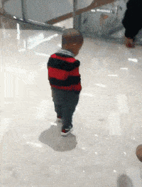 |搞笑GIF趣图你们两个大男人换灯泡,这么墨迹?