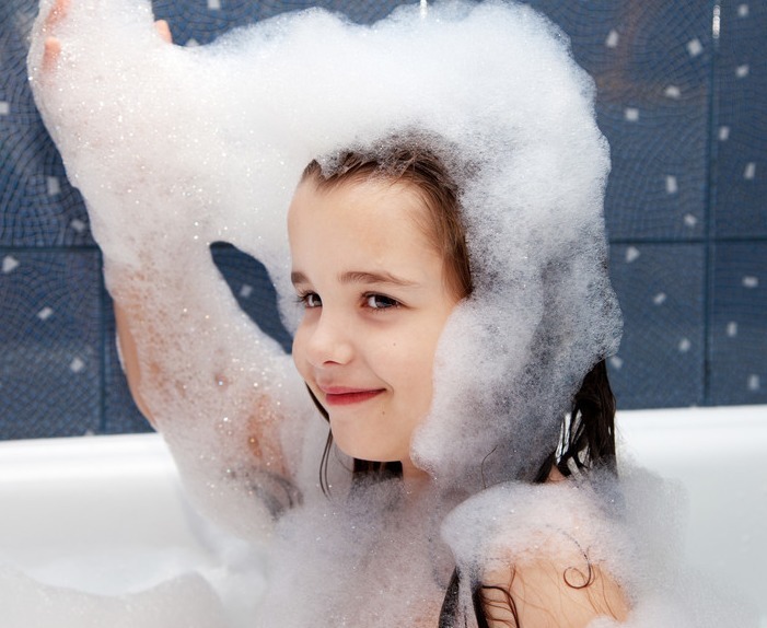 孩子|女儿放学回家, 连洗三次澡, 母亲起疑, 去幼儿园查看监控, 奔溃大哭