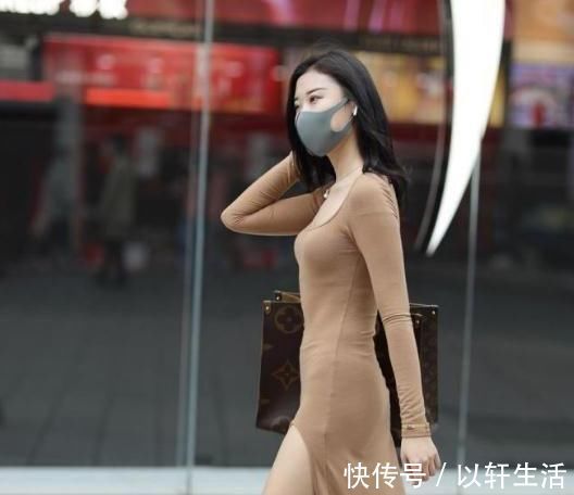 长裙 浅咖色纯棉长裙搭配复古包包,优雅大方,笑容迷人