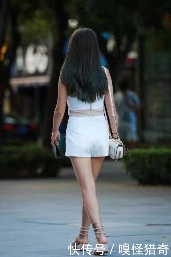 羡慕|街拍美女:气质小女生身穿短裤, 曼妙的身姿, 高冷的气质让人羡慕