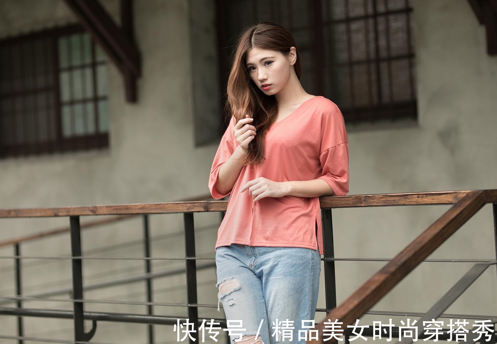休闲|休闲的穿搭莫过于牛仔裤,上搭一件西瓜粉色T恤,休闲又舒适