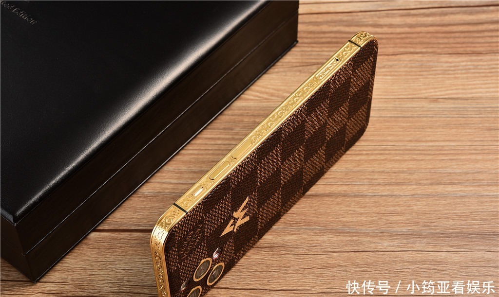 LV|用LV皮具定制，镶了127颗钻石，这台苹果12才是名媛专机