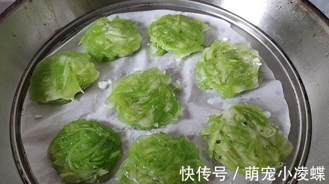 小饼|这食材最近吃得多,2元一斤,切丝团成小饼蒸一锅,蘸料吃真不错