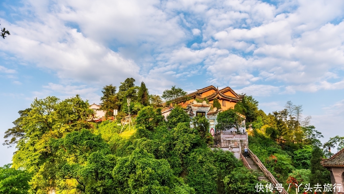 重庆|重庆比较适合游玩跟避暑的山，喜欢的朋友么，可以跟我讨论一下