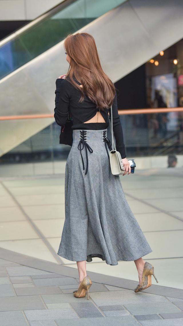 秋天 秋天这样穿半身裙,搭配黑色修身打底,完美修饰出好身材