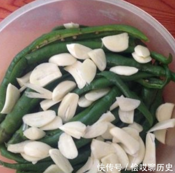 腌辣椒,直接加盐腌就错了!没做这一步,辣椒不脆不香不辣,还容易坏!