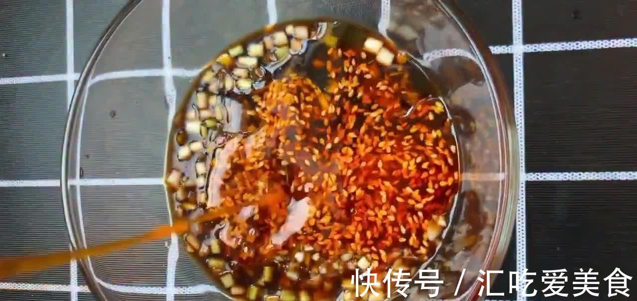 家常版口水鸡，麻辣鲜香鲜嫩爽滑，2只鸡腿搞定，辣椒油是灵魂！