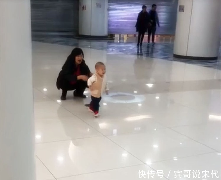 怀抱|爸爸和爷爷同时敞开怀抱，宝宝是如此选择的，接下来暖化了