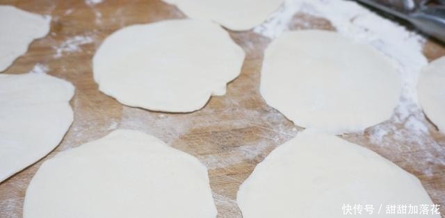 今天用萝卜来做个馅饼,外酥里嫩,鲜嫩多汁,一顿能吃4个
