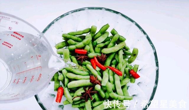 好吃|在家自己做水煮毛豆，比外面买的好吃，制作简单还有营养！