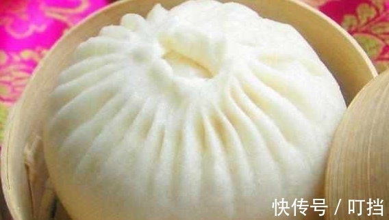包子店老板：难怪你们的包子塌皮不松软，上锅之前少加“这一步”