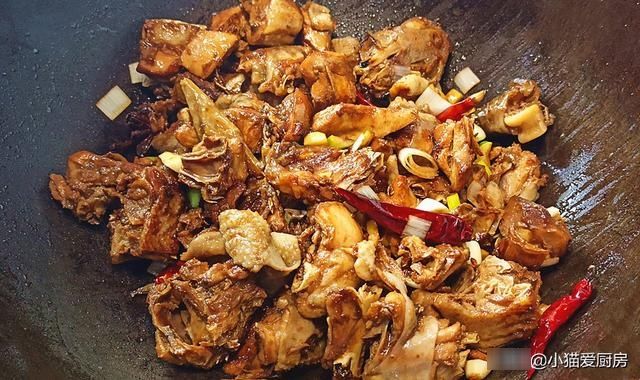 家常红烧鸡肉烧土豆,土豆吸收了鸡肉的香味,太下饭了,特别解馋