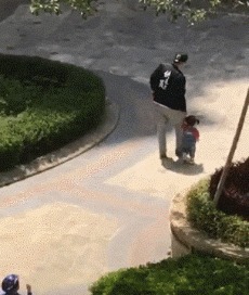 |搞笑GIF:见过荡秋千的,没见过骑摩托车荡秋千的