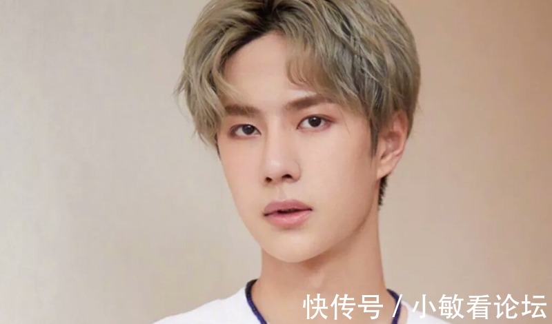 魔術(shù)|王一博連線結(jié)束不肯關(guān)機(jī)，趴桌子展示新魔術(shù)，工作人員反應(yīng)好寵