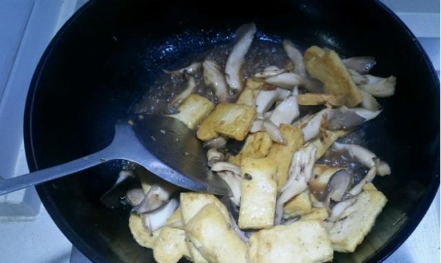 锅中|1把平菇,1块豆腐,简单的家常菜,味道营养不输大鱼大肉